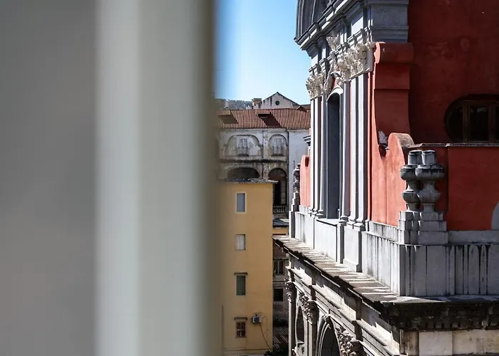 Le Dame * نابولي